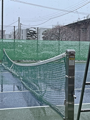 テニスコートにも雪【ちょい不良オヤジ・西尾茂之の辛口ｂｌｏｇ】