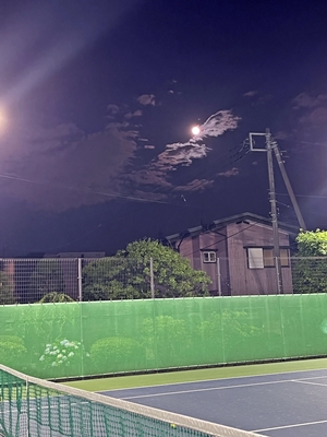 テニスコートで見る満月【ちょい不良オヤジ・西尾茂之の辛口ｂｌｏｇ】